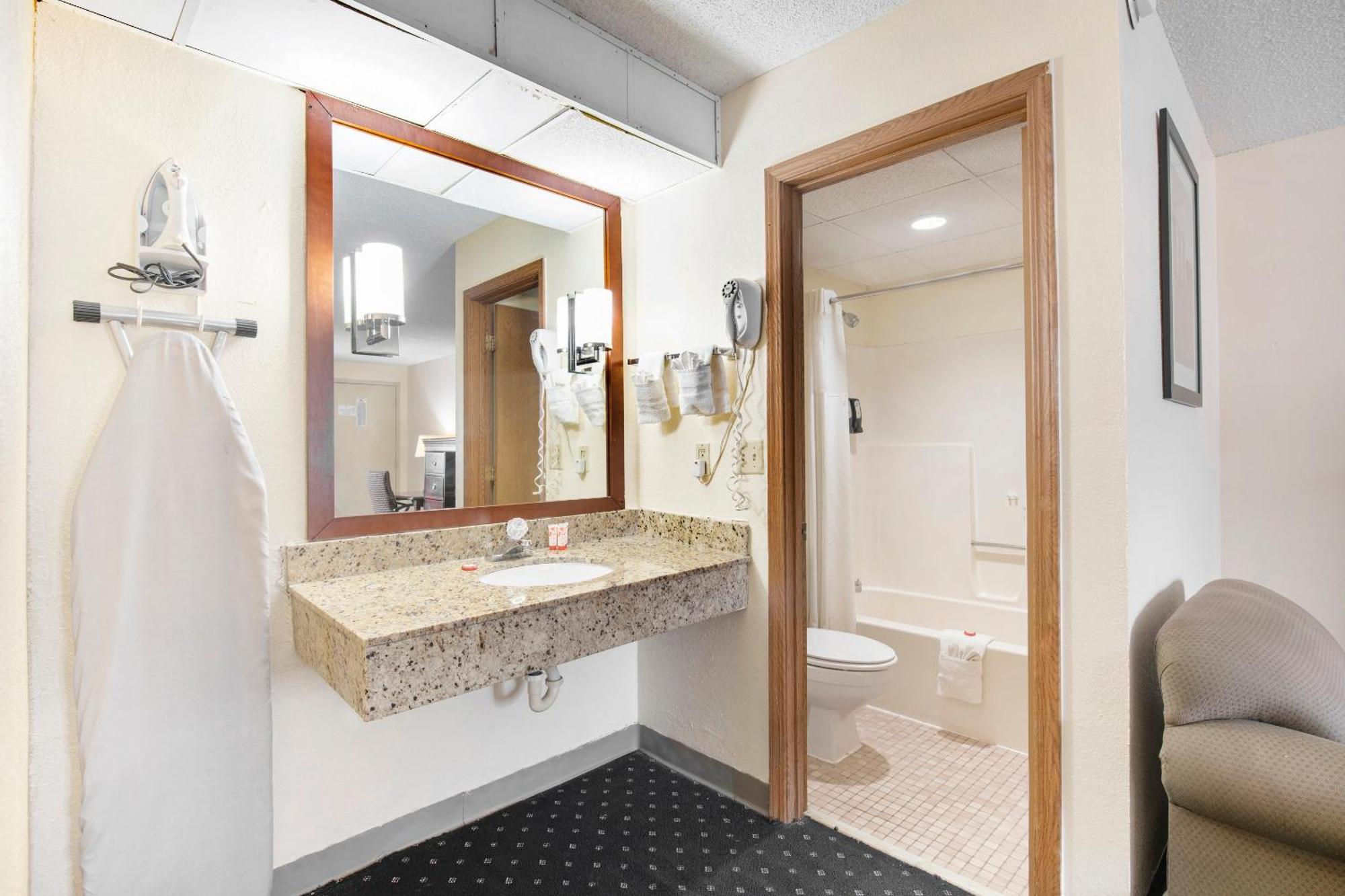 Oyo Hotel Tulsa International Airport ภายนอก รูปภาพ
